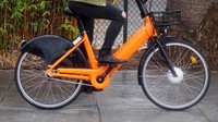 Selain menggunakan mesin, sepeda pengemudi juga dibantu oleh kayuhan pedal. Istimewa/Techcrunch.