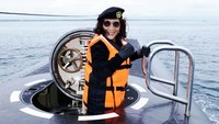 Dalam postingan akun instagram resminya di @Susipudjiastuti115, Susi memamerkan sejumlah gayanya saat pertama kali menjajal kapal selam baru milik TNI AL saat pengukuhan KRI I Gusti Ngurah Rai-332 di Pelabuhan Benoa, Denpasar, Bali, Rabu (10/1) lalu. Istimewa/IG @susipudjiastuti115.