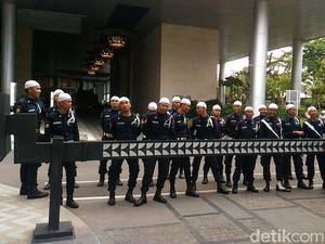 Sambut Massa FPI, Satpam di Kantor Facebook Pakai Peci
