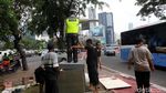 Pemasangan Patung Polisi di Bundaran Semanggi