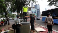 Pemasangan patung dilakukan oleh lima orang pekerja.