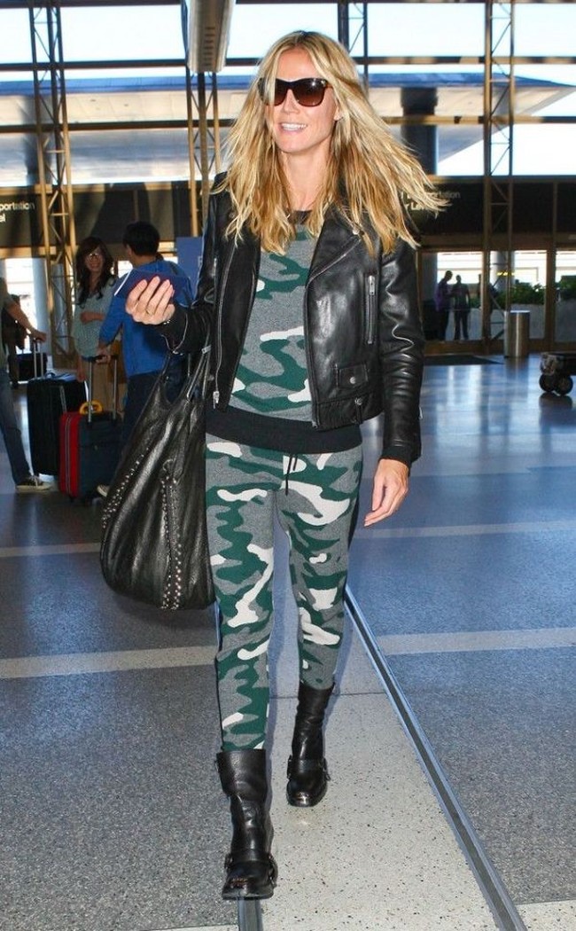 Model Heidi Klum mengenakan baju serta celana motif army dengan tambahan jaket kulit. Foto: istimewa