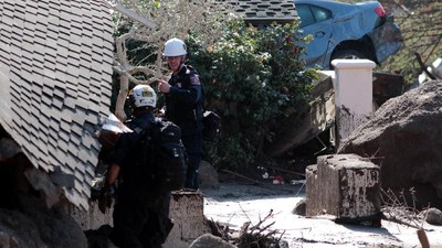Foto: Pencarian Korban Longsor California di Bawah Reruntuhan