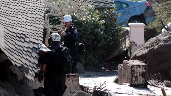 Foto: Pencarian Korban Longsor California di Bawah Reruntuhan