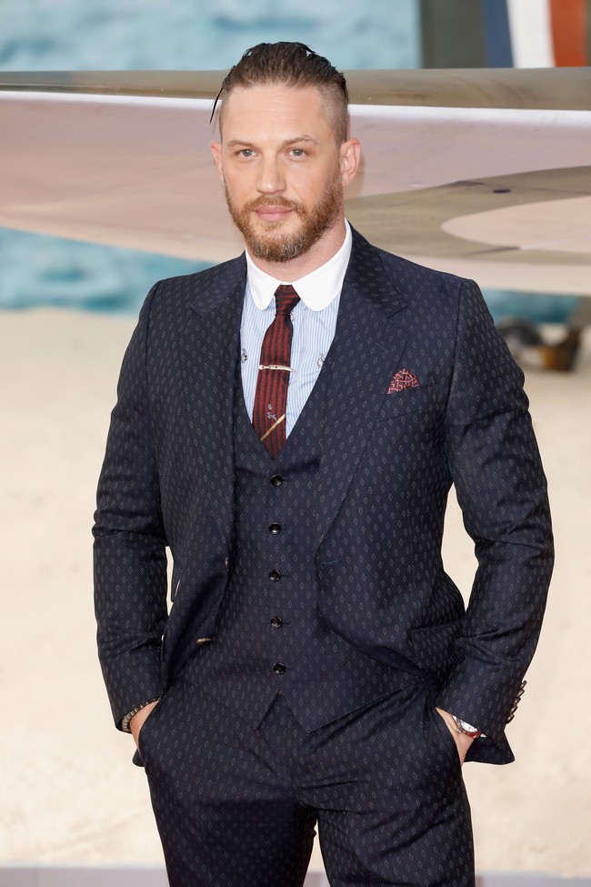 Menurut polling yang digelar majalah The Sun, Tom Hardy dinilai sebagai pria paling seksi dan tampan di Inggris. Begitu pula Richard Madden yang mulai banyak disukai kalangan wanita muda. Berdasarkan studi, pria Inggris dengan fitur tubuh atletis, mata cokelat, rambut pendek dan sedikit jenggot di wajah telihat dua kali lipat lebih menarik. Foto: Tom Hardy (Matt Winkelmeyer/Getty Images)