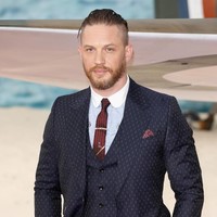 Menurut polling yang digelar majalah The Sun, Tom Hardy dinilai sebagai pria paling seksi dan tampan di Inggris. Begitu pula Richard Madden yang mulai banyak disukai kalangan wanita muda. Berdasarkan studi, pria Inggris dengan fitur tubuh atletis, mata cokelat, rambut pendek dan sedikit jenggot di wajah telihat dua kali lipat lebih menarik. Foto: Tom Hardy (Matt Winkelmeyer/Getty Images)
