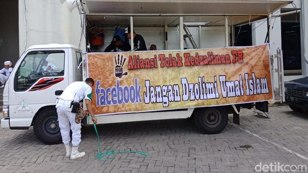 Pendemo Kantor Facebook Berdatangan ke Masjid Al-Azhar