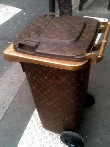 Mewah, Kim Kardashian Buang Sampah di Tong Louis Vuitton 