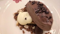 Sementara menu dessertnya tampak menggoda. Cokelat lembut dengan krim dan crumble bikin ngiler. Lupakan diet! Foto: Instagram