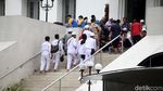 Foto: Sebelum Demo, Massa FPI Salat Jumat di Masjid Al-Azhar