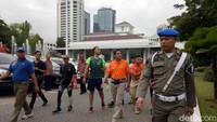 Usai senam selama 15 menit, Sandiaga berganti baju tactical ala Satpol PP. Dia memakai polo shirt warna oranye dengan lambang satpol PP serta celana cokelat dan sepatu khusus.