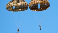 Dua tentara tampak bersebelahan saat parasut mereka terkembang (Foto: Dok. REUTERS/Kim Kyung-Hoon)