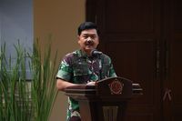 Panglima TNI Marsekal Hadi Tjahjanto  memberi sambutan