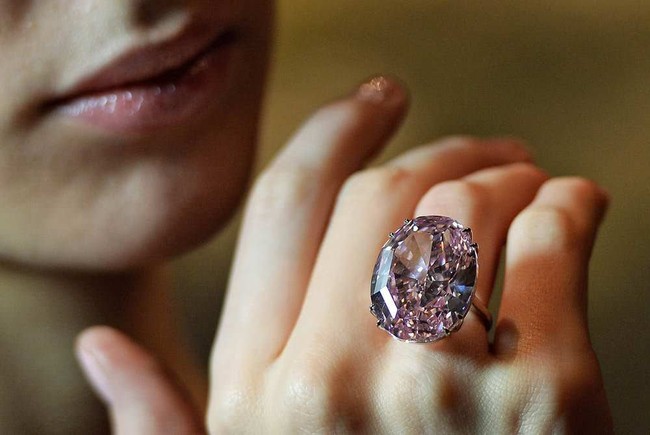 Cincin berikut adalah cincin berlian termahal kedua di dunia. Cincin dengan berlian pink ini harganya US$ 72 juta atau sekitar Rp 962 miliar. Saat ditemukan, berat berlian pink yang menghiasi cincin mencapai 132,6 karat. Butuh waktu dua tahun untuk memotong dan memperindah berlian pink tersebut. Dan beratnya kini setelah disematkan di cincin 59,6 karat. Foto: Ist.