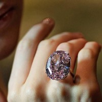 Cincin berikut adalah cincin berlian termahal kedua di dunia. Cincin dengan berlian pink ini harganya US$ 72 juta atau sekitar Rp 962 miliar. Saat ditemukan, berat berlian pink yang menghiasi cincin mencapai 132,6 karat. Butuh waktu dua tahun untuk memotong dan memperindah berlian pink tersebut. Dan beratnya kini setelah disematkan di cincin 59,6 karat. Foto: Ist.
