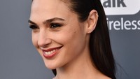 Gal Gadot saat menghadiri acara Critics Choice Awards di Barker Hangar, California, AS pada Kamis (11/1) waktu setempat. Foto: Frazer Harrison/Getty Images