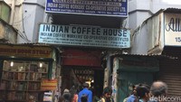 Adalah Indian Coffee House Kolkata yang beralamat di Bankim Chaterjee Street. Umur tempat kongko ini sudah menginjak 142 tahun (Masaul/detiktravel)