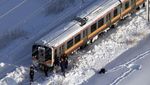 Penampakan Salju Tebal yang Bikin Kereta Terjebak di Niigata