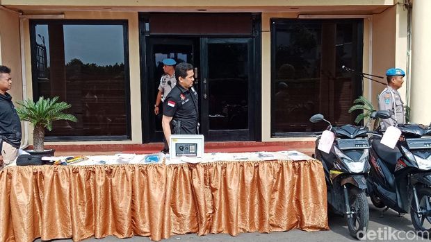 Rilis kasus perampokan di Polres Jakbar, Jumat (12/1/2018)