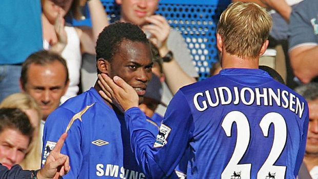 Mantan gelandang Chelsea yang kini memperkuat Persib, Michael Essien (kiri), dirumorkan merapat ke Persipura. (