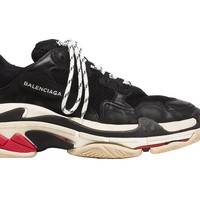 Ingin PamerTentu tak sedikit orang yang menonjolkan brand ketika memilih sepatu. Selain mereka mungkin memang punya uang, pemakai sepatu branded sering kali ingin menunjukkan status sosialnya. Jika orang tahu mereka pakai sepatu mahal, mereka merasa akan merasa bukan orang sembarangan. Foto: Getty Images