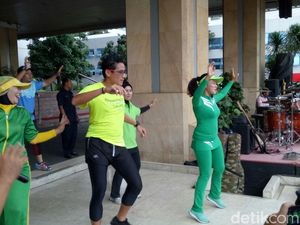 Gaya Sandiaga Senam Sayang Via Vallen di Balai Kota