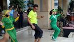 Gaya Sandiaga Senam Sayang Via Vallen di Balai Kota