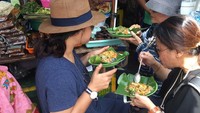 Makan di kedai pinggir jalan tidak masalah bagi Oki Lukman. Ini saat ia sedang makan pecel di salah satu kedai daerah Malioboro. Foto: Instagram