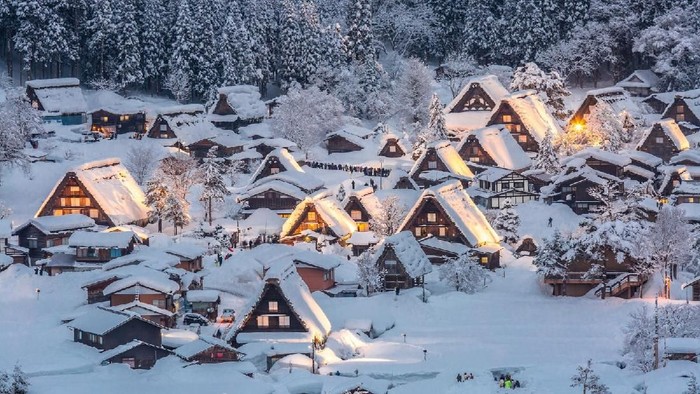 Desa Shirakawa-go yang Makin Sesak