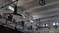 Letaknya memang ada di kawasan sekolah atau kampus. Tempat itu pula yang menjadi tempat pertemuan bagi para penyair, artis, para cendikiawan dan orang-orang dari dunia seni budaya (Masaul/detiktravel)