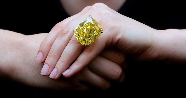 Cincin berhiaskan berlian kuning ini bukan hanya masuk daftar perhiasan termahal dunia, tapi juga sangat indah. Cincin dengan berlian kuning tersebut harganya mencapai US$ 16,3 juta atau sekitar Rp 218 miliar saat dilelang di Sotheby, Swiss. Dan berlian kuning yang menghiasi cincin ini termasuk yang termahal sepanjang masa. Cincin yang juga dihiasi dua berlian lain yang beratnya mencapai 100 karat ini dijuluki Dream Diamond. Foto: Ist.