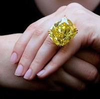 Cincin berhiaskan berlian kuning ini bukan hanya masuk daftar perhiasan termahal dunia, tapi juga sangat indah. Cincin dengan berlian kuning tersebut harganya mencapai US$ 16,3 juta atau sekitar Rp 218 miliar saat dilelang di Sotheby, Swiss. Dan berlian kuning yang menghiasi cincin ini termasuk yang termahal sepanjang masa. Cincin yang juga dihiasi dua berlian lain yang beratnya mencapai 100 karat ini dijuluki Dream Diamond. Foto: Ist.