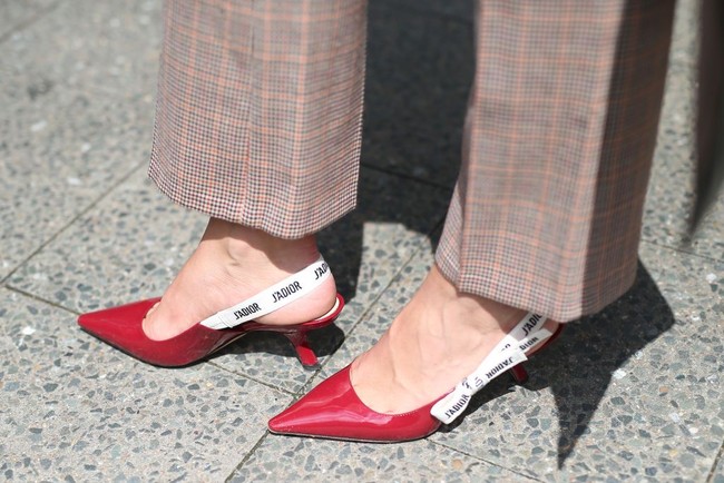 Sepatu dengan tali di belakang, atau slingback juga akan jadi tren yang banyak diikuti di 2018. Bernostalgia dengan gaya retro 80-an, tapi tetap terlihat modern lewat modifikasi model yang lebih variatif. Foto: Getty Images