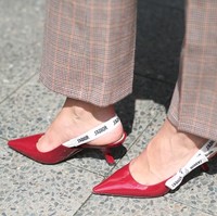 Sepatu dengan tali di belakang, atau slingback juga akan jadi tren yang banyak diikuti di 2018. Bernostalgia dengan gaya retro 80-an, tapi tetap terlihat modern lewat modifikasi model yang lebih variatif. Foto: Getty Images