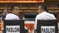 Bakal Pasangan Calon Gubernur dan Wakil Gubernur Sumsel Saifudin Aswari Rivai (kanan)-Muhammad Irwansyah (kiri) menyimak proses verifikasi berkas saat mendaftarkan diri di KPU Sumsel Palembang, Sumatera Selatan, Rabu (10/1) (Foto: ANTARA FOTO/Nova Wahyudi)