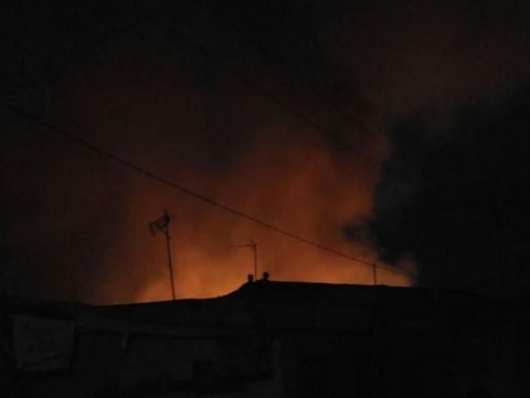 Api masih menyala dari Pasar Rawa Kalong, Bekasi