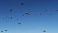 Saat banyak parasut militer Jepang terkembang dan menghiasi langit Chiba, Jepang pada 12 Januari ini (Foto: Dok. REUTERS/Kim Kyung-Hoon)