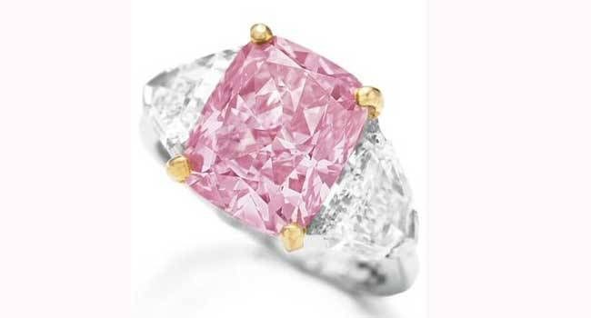 Cincin dengan berlian pink ini masuk dalam daftar cincin berlian paling mahal dunia dengan harga mencapai US$ 11,8 juta atau sekitar Rp 158 miliar. Saat di lelang di balai lelang Christie, Hong Kong, cincin dengan hiasan berlian lima karat ini terjual ke seorang penawar yang tidak diketahui identitasnya. Yang membuat berlian di cincin ini istimewa adalah berlian tersebut ditambang di Afrika Selatan dan jarang didapatkan. Foto: Ist.