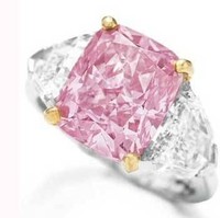 Cincin dengan berlian pink ini masuk dalam daftar cincin berlian paling mahal dunia dengan harga mencapai US$ 11,8 juta atau sekitar Rp 158 miliar. Saat di lelang di balai lelang Christie, Hong Kong, cincin dengan hiasan berlian lima karat ini terjual ke seorang penawar yang tidak diketahui identitasnya. Yang membuat berlian di cincin ini istimewa adalah berlian tersebut ditambang di Afrika Selatan dan jarang didapatkan. Foto: Ist.
