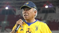 Basuki menjajal rumput baru tersebut dengan melakukan pertandingan persahabatan antara pimpinan Kementerian PUPR dengan PT Adhi Karya. Dok. Kementerian PUPR.