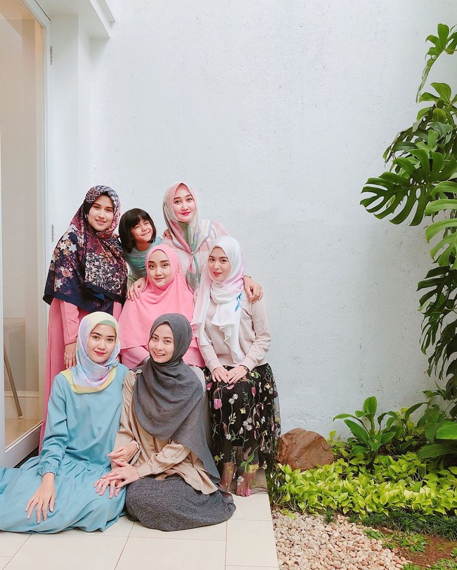 Ada pula momen ketika mantan personel eks girlband 5Dolls itu bertemu hijabers lainnya seperti Nadiah Faatimah hingga desainer Miss Marina. (Dok. Instagram @xolovelyayana)