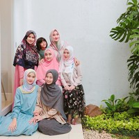 Ada pula momen ketika mantan personel eks girlband 5Dolls itu bertemu hijabers lainnya seperti Nadiah Faatimah hingga desainer Miss Marina. (Dok. Instagram @xolovelyayana)