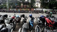 Adanya penertiban oleh petugas Satpol PP Jakarta Selatan, kawasan jalan tersebut terlihat lebih bersih dan bebas dari pedagang liar kaki lima.