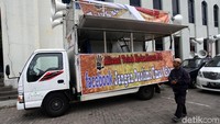 Tampak juga tenda dan mobil komando yang telah disiapkan tak jauh dari masjid.