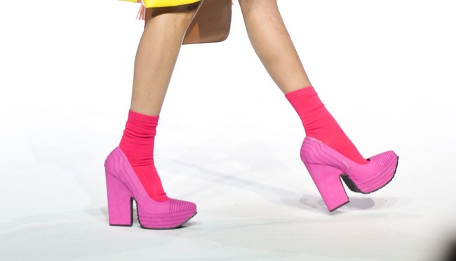 ImajinatifSuka melihat seseorang yang pilihan sepatunya yang berwarna-warni? Orang yang memilih alas kaki dengan kombinasi warna sering kali adalah sosok terbuka dan imaginatif. Mereka pun menggunakan sepatu untuk menunjukkan tersebut. Foto: Getty Images