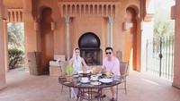 Masih di Amanjena, Maroko, Shandy Aulia dengan mengenakan penutup kepala terlihat sedang menikmati makan siang. Mewah ya! Foto: Instagram shandyaulia