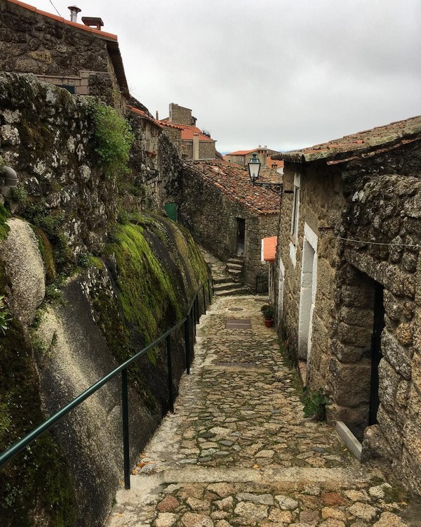 Wisatawan lokal maupun dari luar Portugal pun banyak yang datang berwisata di Monsanto (kriiele/Instagram) Wisatawan lokal maupun dari luar Portugal pun banyak yang datang berwisata di Monsanto (kriiele/Instagram)