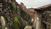 Wisatawan lokal maupun dari luar Portugal pun banyak yang datang berwisata di Monsanto (kriiele/Instagram)