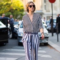 Hal basic yang harus kamu punya di lemari, yaitu kemeja motif garis vertikal. Seperti kemeja yang dikenakan Olivia Palermo, di mix dengan celana senada bajunya. Foto: istimewa
