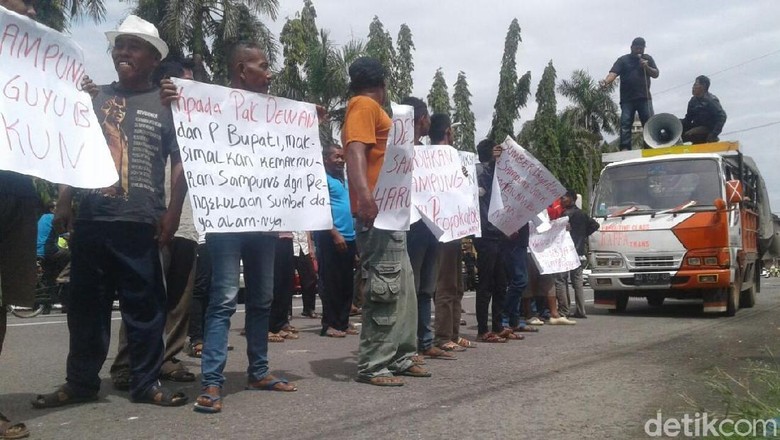 Warga Ponorogo Geruduk Gedung Dewan Tolak Provokator Tambang Gamping Warga Ponorogo Geruduk Gedung Dewan Tolak Provokator Tambang Gamping